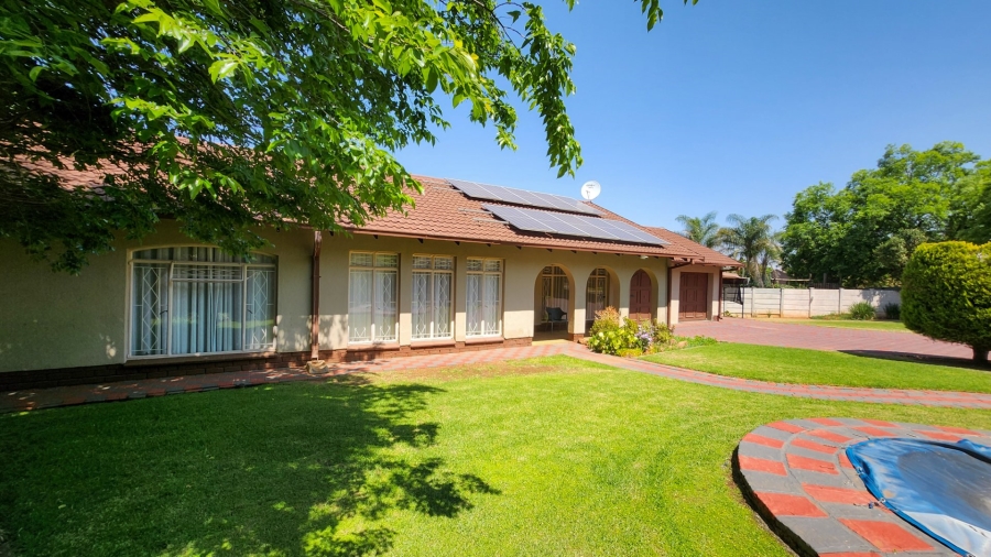 4 Bedroom Property for Sale in Wilkoppies North West